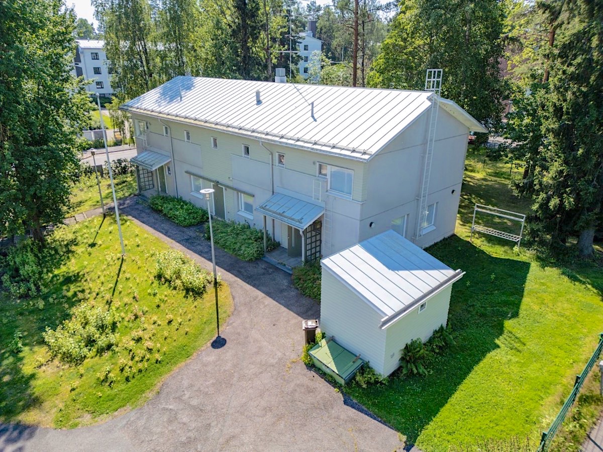 Lumiar Kannelin kaksikerroksinen talo ja piha ylhäältä kuvattuna
